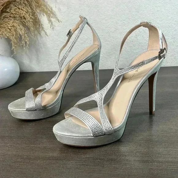 PELLE MODA Onora T-strap Sandal In Platinum Size 10M - Picture 7 of 10